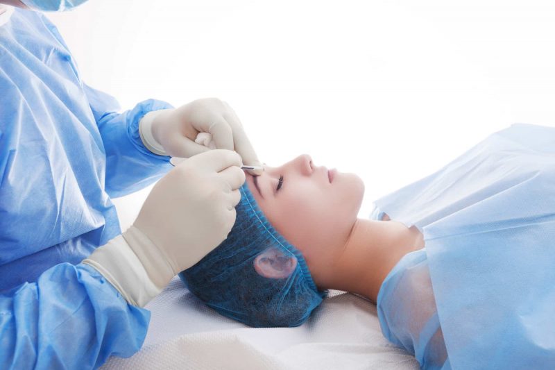 Blepharoplasty typically uses local anesthesia with nitrous oxide, lasting 1-2 hours, with general anesthesia for combined surgeries.